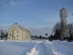 Grevesmhlen; Wohnblock mit dem Kunstwerk  Wasserturm  und sein Original an der Wismarschen Strae, 30.01.2010