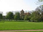 Grevesmhlen [MV]; einen Blick ber die Brgerwiese zur St.-Nikolai-Kirche, 21.04.2011