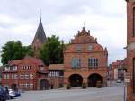 Gadebusch (zwischen Schwerin und Ratzeburg) Blick auf den Markt mit Rathaus und Turm der Stadtkirche St.