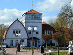 Das Kurhaus des Ostseebades Boltenhagen, gesehen Anfang April 2019.