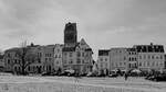 Die teilweise aus alte Schwedenhusern bestehende Huserfront am Marktplatz von Wismar.