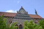 Nikolaikirche in der Hansestadt Wismar - Giebeldreieck des Sdquerhauses mit Mawerkrosette und Galerien von Relieffiguren aus Terrakotta.