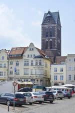 Hansestadt Wismar - Der Turm der Marienkirche vom Markt aus gesehen.