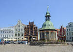 Hansestadt Wismar - Am Markt mit der Wasserkunst rechts im Bild.