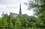 Der Turm der Mnsterkirche von Bad Doberan, gesehen von der Klosterstrae aus.