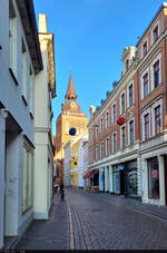 Altbauten s�umen die Hageb�cker Stra�e in G�strow, an dessen Ende die Pfarrkirche St.