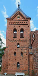 Der Turm der Kirche in Linstow.