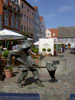 Ueckermnde, Fischerdenkmal am Marktplatz (23.05.2012)