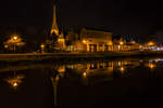 Herbstliche Spiegelung auf der Uecker in Torgelow mit der Christuskirche und des Irish Pub's OLD FIRE STATION und darber zeichnet sich der Sternenhimmel ab.