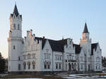 Das Schloss Kartlow ist ein Herrenhaus, als architektonisches Vorbild gilt das Schloss Chambord in Frankreich.