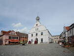 Der Rathausplatz in Wolgast mit dem historischen Rathaus, das Anfang des 18.