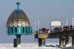 Die Tauchgondel in Zinnowitz ist auch bei zugefrorener Ostsee ein Besuchermagnet.