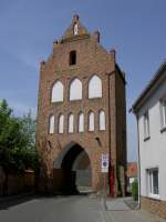 Grimmen, Greifswalder Tor, erbaut von 1350 bis 1400, nach Zerstrung um 1800 unvollstndig wieder aufgebaut (22.05.2012)