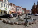 Grimmen, Brunnen und Huser am Marktplatz (22.05.2012)