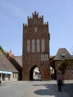Grimmen, Mhlentor oder Tribseeser Tor, frhgotischer Backsteinbau von 1325, Umbau mit Blendgiebeln 1460, heute Grimmener Heimatmuseum (22.05.2012)