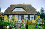 Buntes Reetdachhaus  Im Ostseebad Prerow auf Darß - und kleine Miniatur-Nachbildung des Hauses als Briefkasten.