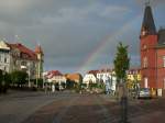 Das Zentrum von Bergen/Rgen.Links das Rathaus,in der Mitte der Markt und Rechts das alte Postgebude was noch als Post genutzt wird.Zu meinen Glck erschien am 21.Juni 2009 noch ein Regenbogen ber