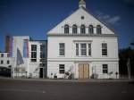 Das Theater in Putbus vom Marktplatz aus gesehen.