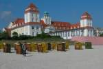 Das Kurhaus in Binz vor einem fast menschenleerem Strand.