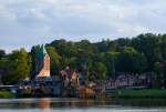 Die Kulisse der Strtebeker-Festspiele in Ralswiek vom Jasmunder Bodden aus gesehen.