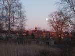 Der Mond ber den St.Marienkirche in Bergen/Rgen,am 03.April 2015,kndigte eine kalte Nacht an was man am nchsten Morgen an den vereisten Auto`s dann sah.