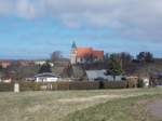 Die St.-Pauli-Kirche in Bobbin,am 03.April 2015,berragt den Ort.