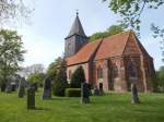 Die Dorfkirche mit dem Friedhof in Gro Zicker am 11.Mai 2015.