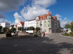 Rathaus mit Brunnen von Bergen/Rügen am 26.Oktober 2015.