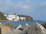 Strandpromenade mit Serbrcke und typischen Husern der Bderarchitektur von Sassnitz am 23.10.2016