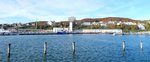 Der Hafen von Sassnitz, links im Hintergrund: die Riesenhängebrücke, in der Mitte: Rügenhotel und rechts: klassische alte Seebäderarchitektonische Häuser von Sassnitz.