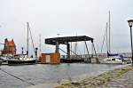 auch mit Kopf einziehen wie sonst manchmal ist heut unter der Klappbrücke kein Durchkommen, Stralsunder Hafen am 15.10.09