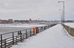 Blick von der Mole in den Stralsunder Hafen, was im Hintergrund das Bild etwas unscharf erscheinen lt - ist Flugschnee bei noch immer guten Windstrken, 09.01.2010