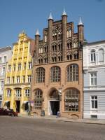 Hansestadt Stralsund,  schn restaurierte Huser am Alten Markt,  Juli 2006