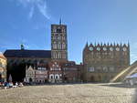 Blick vom alten Markt in Stralsund auf das hanseatische Rathaus am 21.