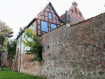Stadtmauer von Stralsund mit nun angebauten Wohnungen und Fenster am 22.