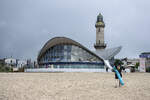 Der Teepott und der Leuchtturm vom Warnemnder Strand aus gesehen.