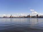 Blick auf die schne Silhouette der Hansestadt Rostock vom Gehlsdorfer Ufer aus bei schnstem Sommerwetter.