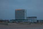 Hotel Neptun in Rostock-Warnemnde am Abend.