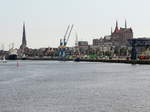 Blick vom Schiff auf der Unterwarnow in Richtung Rostock, Strandstrae und Lange Strae am 30.