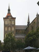 Blick zurck auf die Marienkirche in Rostock am 27.