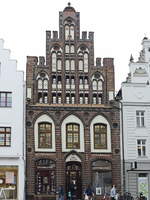 Eines der Huser (Haus Matschow) mit der Stadtbibliothek in der Stadtmitte von Rostock am 27.