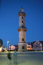 Warnemnder Leuchtturm in der Dmmerung.