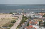 Blick vom Neptunhotel in Rostock Warnemnde ber die Promenade zum Leuchtturm mit dem Teepott.