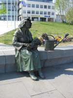 Schwerin [MV]; Graf-Schack-Allee, Figur der Schweriner Unukums  Bertha Klingnenberg , Schwerin 23.04.2011