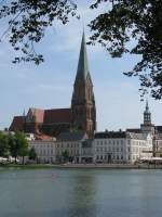 Blick ber den Pfaffenteich zur Innenstadt mit dem Dom und der Hauptpost, Schwerin [15.08.2009]