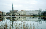 Die Altstadt in Schwerin vom Burgsee aus gesehen.