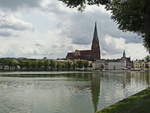 Der Dom hinter dem Pfaffenteich, ein Teich mit einer Flche von etwa 12 Hektar,  in Schwerin am 01.