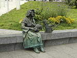Die Blumenfrau Bertha Klingberg,  eine Blumenbinderin und Ehrenbrgerin der Stadt Schwerin, hier am 01.