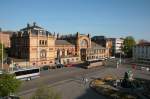 Schweriner Hauptbahnhof mit dem Brunnen auf dem Gruntalplatz.