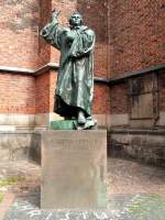 HANNOVER, 27.08.2005, Martin-Luther-Standbild an der Kreuzkirche